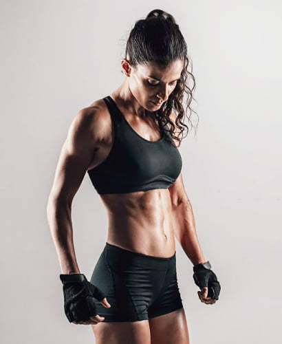 mujer fitness con guantes